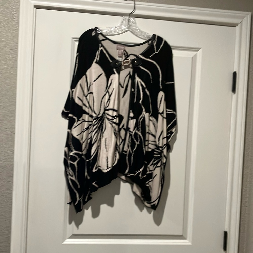 Chico’s Black & White Floral Poncho Sweater w/Leather Edges & Gold/Leather Clasp